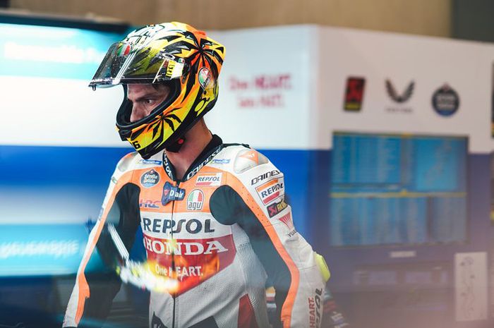 Pembalap Repsol Honda, Joan Mir, bersiap untuk tampil pada latihan bebas MotoGP Belanda di Sirkuit Assen, Assen, Belanda, 28 Juni 2024.