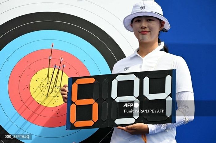 Pemanah Korea Selatan, Lim Si-hyeon, berpose setelah memuncaki babak pemeringkatan individual putri Olimpiade Paris 2024 di Esplanade des Invalides, Paris, pada 25 Juli 2024.