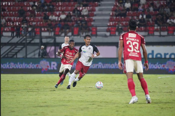 Susana pertandingan antara Bali United melawan Persija Jakarta di Stadion Kapten I Wayan Dipta, Bali, Jumat (26/7/2024).