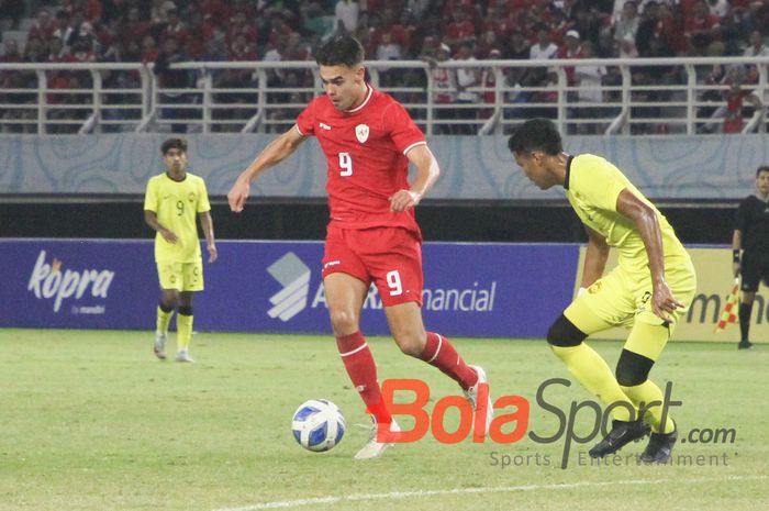 Pemain timnas U-19 Indonesia, Jens Raven, sedang menguasai bola pada pertandingan melawan timnas U-19 Malaysia di Stadion Gelora Bung Tomo, Surabaya, Sabtu (27/7/2024).