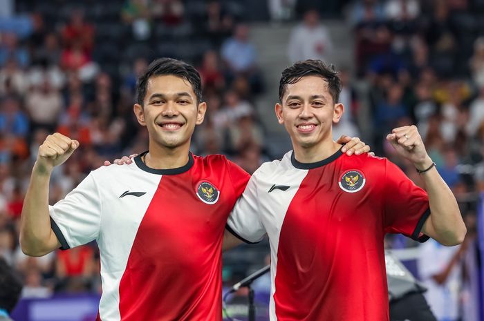 Ganda putra Indonesia, Fajar Alfian/Muhammad Rian Ardianto, berpose setelah memenangi pertandingan pertama di babak penyisihan Grup C Olimpiade Paris 2024 di Paris, Prancis. 27 Juli 2024.