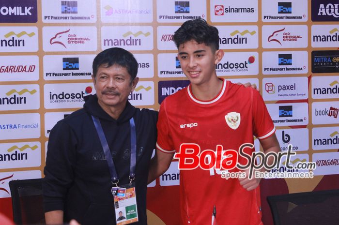 Pelatih timnas U-19 Indonesia, Indra Sjafri dan pemain Welber Jardim, seusai memberikan keterangan kepada media pasca laga melawan timnas U-19 Malaysia, Sabtu (27/7/2024).