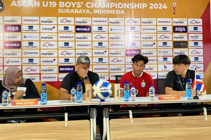 Pemain Timnas U-19 Thailand, Pikanet Laohawiwat, dalam konferensi pers setelah pertandingan melawan Timnas U-19 Australia.