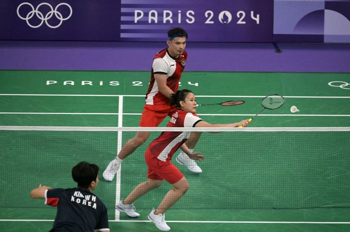 Ganda campuran Indonesia, Pitha Haningtyas Mentari, melakukan pukulan di samping Rinov Rivaldy dalam pertandingan penyisihan Grup A Olimpiade Paris 2024 di Paris, Prancis, 27 Juli 2024. 