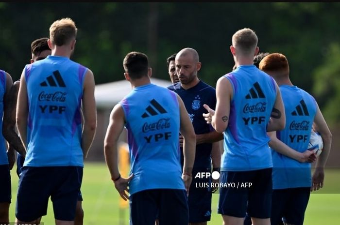 Pelatih timnas U-23 Argentina, Javier Mascherano, memberikan instruksi kepada pemain. Timnas Argentina akan menghadapi Irak pada matchday 2 Grup B Olimpiade 2024 untuk mempertahankan peluang lolos ke perempat final (27/7/2024).