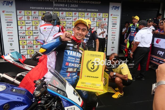 Pembalap Yamaha Racing Indonesia, M Faerozi merayakan podium ketiga pada balapan pertama ARRC 2024 Mandalika kelas AP250 (27/7/2024) di Lombok.