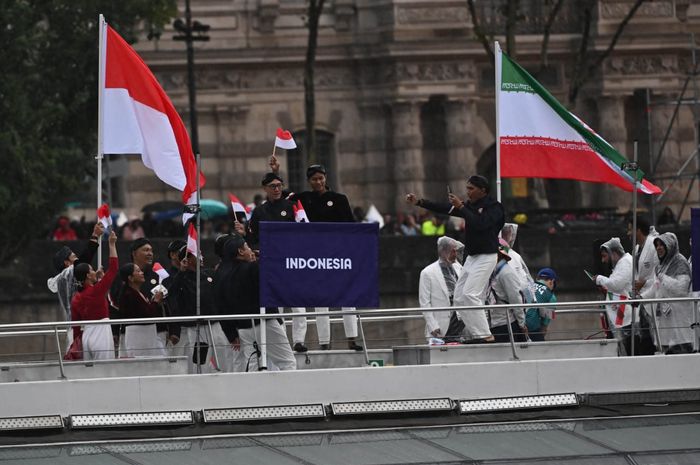 Kontingen Indonesia mengikuti defile dengan menaiki kapal menyususuri Sungai Seine saat pembukaan Olimpiade Paris 2024 di Paris, Prancis, Jumat (26/7/2024).