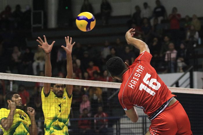 Outside hitter timnas voli Indonesia, Krisna melepaskan spike saat menghadapi India pada babak delapan besar Kejuaraan Voli Asia U-20 2024 di Jawa Pos Arena, Surabaya, Sabtu, 27 Juli 2024