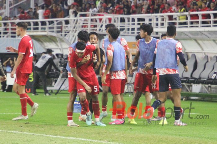 Bek Timnas U-19 Indonesia Alfharezzi Buffon (pakai perban) saat selebrasi setelah mencetak gol ke gawang Malaysia dalam laga semifinal ASEAN Cup 2024.