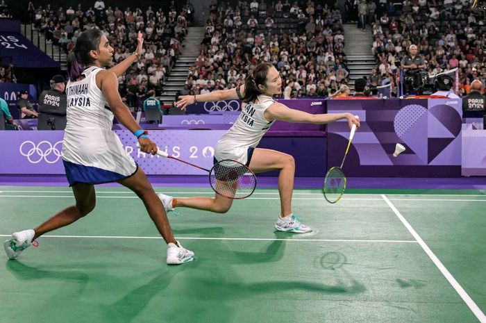 Pasangan ganda putri Malaysia, Pearly Tan/ Thinaah Muralitharan, pada laga perdana grup Olimpiade Paris 2024 di Porte de la Chapelle Arena, Paris, Sabtu (27/7/2024).