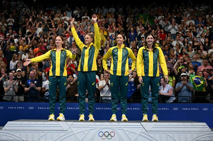 Perenang Australia (kiri-kanan) Mollie O'callaghan, Shayna Jack, Emma Mckeon dan Meg Harris berpose di podium usai mendapatkan medali emas dari nomor 4x100m freestyle relay putri Olimpiade Paris 2024, Sabtu (27/7/2024)