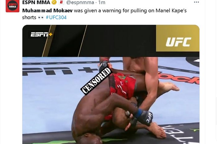 Momen Muhammad Mokaev menarik celana Manel Kape di UFC 304, Minggu (28/7/2024) WIB di Manchester.