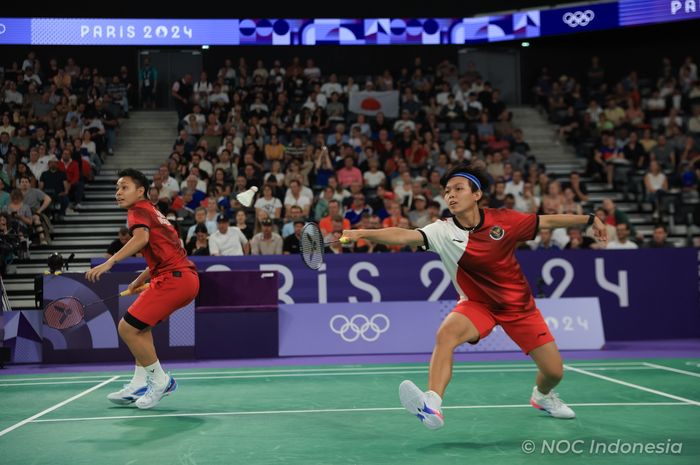 Pasangan ganda putri Indonesia, Apriyani Rahayu/Siti Fadia Silva Ramadhanti, pada laga perdana Olimpiade Paris 2024 di Porte de la Chapelle Arena, Sabtu (27/7/2024).