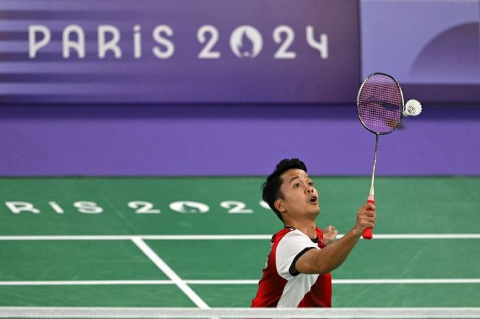 Tunggal putra Indonesia, Anthony Sinisuka Ginting. melakukan pukulan ke arah Howard Shu dari AS dalam pertandingan penyisihan Grup H Olimpiade Paris 2024 di Paris, Prancis, 28 Juli 2024.