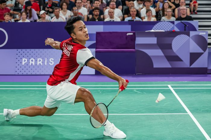 Tunggal putra Indonesia, Anthony Sinisuka Ginting, berusaha mengembalikan kok saat tampil pada babak penyisihan Grup H Olimpiade Paris 2024 di Paris, Prancis, 28 Juli 2024.