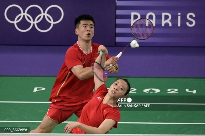 Ganda campuran China, Zheng Si Wei/Huang Ya Qiong saat tampil pada laga perdana Olimpiade Paris 2024, Sabtu (27/7/2024)