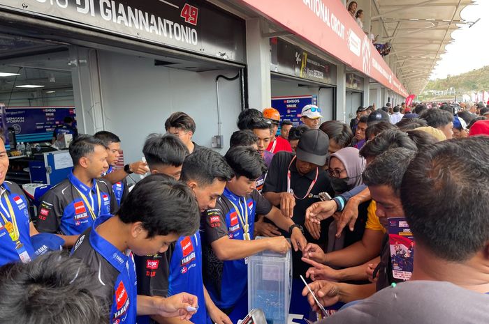 Penggemar balap menikmati keseruan pit walk di paddock Yamaha Racing Indonesia pada ARRC 2024 Mandalika, Minggu (28/7/2024).