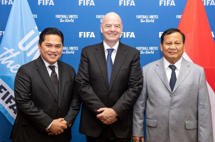 Ketua Umum PSSI Erick Thohir (kiri) bersama Presiden RI Terpilih Prabowo (kanan) bertemu dengan Presiden FIFA Gianni Infantino (tengah).