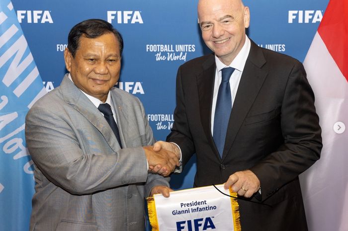 Presiden FIFA Gianni Infantino (kanan) bertemu dengan Presiden RI terpilih Prabowo Subianto berbicara soal kerja sama untuk kemajuan sepak bola Indonesia.