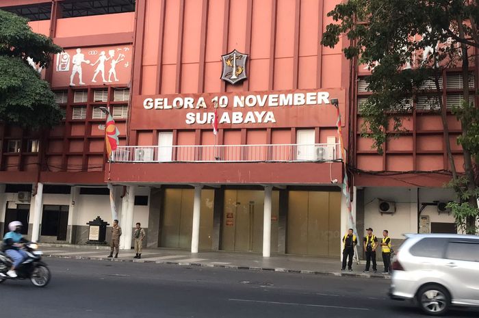 Suasana di depan Stadion Gelora 10 November, Surabaya, Jawa Timur, saat tiga striker Thailand berlatih khusus