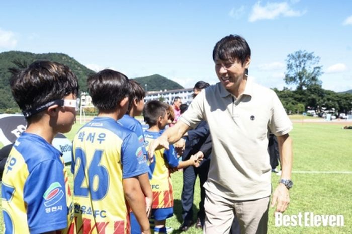 Pelatih timnas Indonesia, Shin Tae-yong menunjukkan aksi mulia dengan mendatangi Liga Musim Panas Yoengdeok Football Festa 2024 untuk memberikan semangat kepada para pemain..