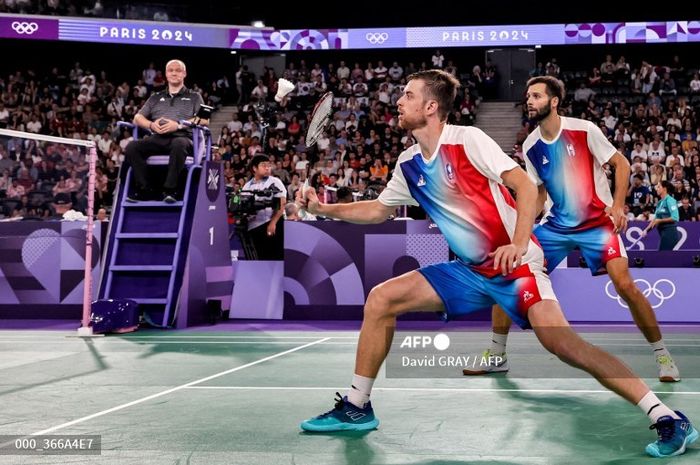 Ganda putra Prancis, Lucas Corvee/Ronan Labar saat menjalani babak penyisihan grup Olimpiade Paris 2024 di Porte de la Chapelle Arena, Prancis, Sabtu (27/7/2024).