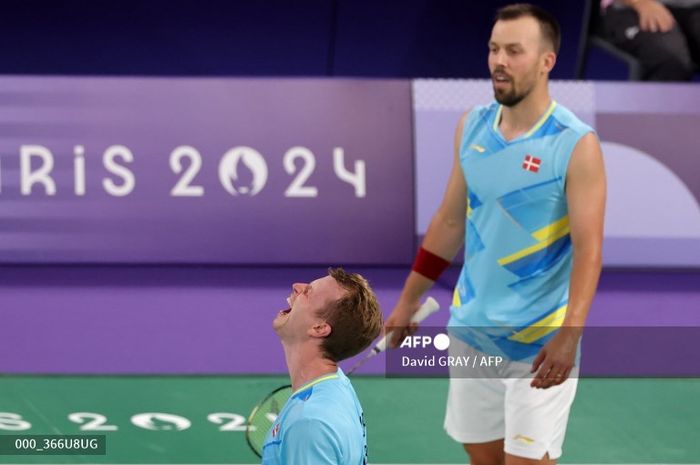 Ganda putra Denmark sekaligus unggulan dua, Kim Astrup/Anders Skaarup Rasmussen frustrasi saat hadapi juara bertahan Lee Yang/Wang Chi-Lin (Taiwan) di penyisihan Grup D Olimpiade Paris 2024 di Porte de la Chapelle Arena, Prancis, Minggu (28/7/2024).