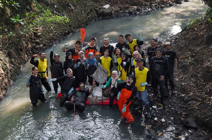 Kegiatan River Clean Up di sungai sekitar lingkungan Kompas Gramedia, Palmerah, Jakarta, Sabtu (27/7/2024).