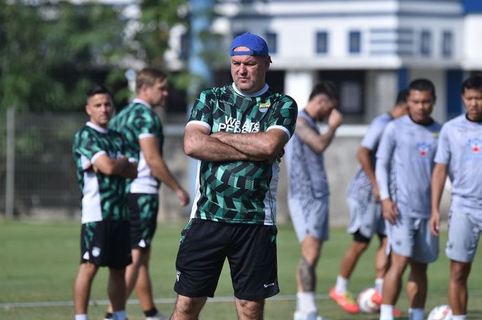 Bojan Hodak saat memimpin sesi latihan Persib Bandung, Senin (29/7/2024).