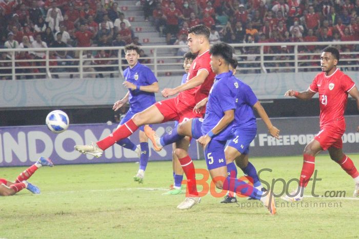 Striker timnas U-19 Indonesia, Jens Raven membobol gawang Thailand pada final ASEAN Cup U-19 2024 di Stadion Gelora Bung Tomo, Surabaya, Senin (29/7/2024).