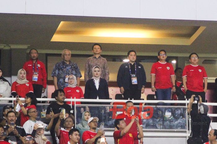 Ketua Umum PSSI, Erick Thohir (ketiga dari kanan), saat menyaksikan pertandingan Timnas U-19 Indonesia vs Thailand di final ASEAN Cup U-19 2024 yang berlangsung di Stadion Gelora Bung Tomo, Surabaya, Senin (29/7/2024).