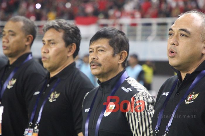 Pelatih Timnas U-19 Indonesia Indra Sjafri (tengah) mengaku laga melawan Malaysia jadi pertandingan berat di ASEAN Cup U-19 2024.