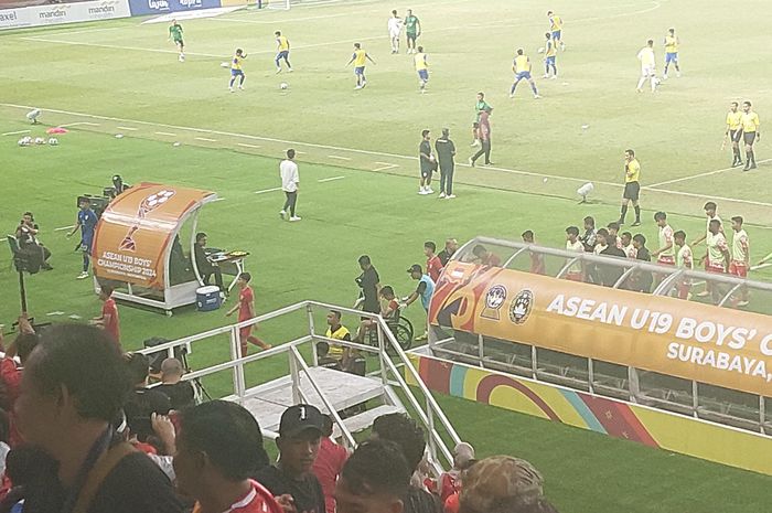 Pemain Timnas U-19 Indonesia Kafiatur Rizky duduk di kursi roda saat meninggalkan lapangan dalam laga Timnas U-19 Indonesia Vs Thailand di Final ASEAN Cup U-19 2024 di Stadion Gelora Bung Tomo, Surabaya, Senin (29/7/2024).