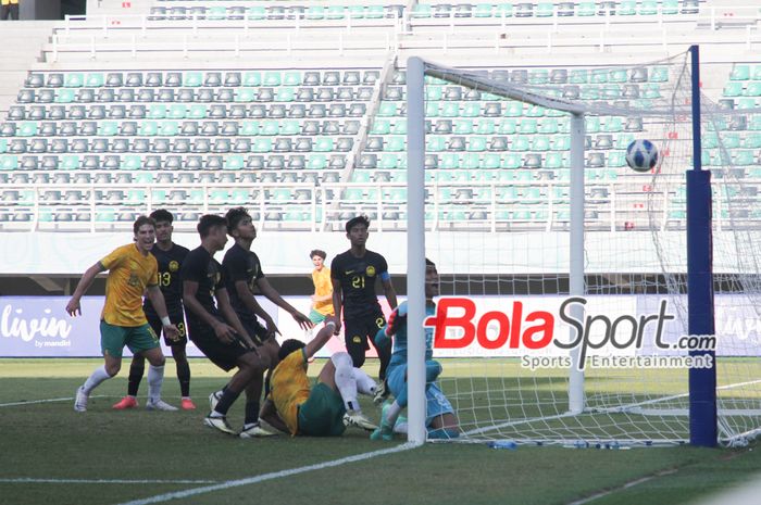 Proses terjadinya gol pemain Australia U-19 Marcus James Younis ke gawang malaysia U-19 di perebutan Posisis ketiga ASEAN CUP U-19 2024 di stadion Gelora Bung Tomo, Surabaya, Senin(29/7/2024) sore WIB. 