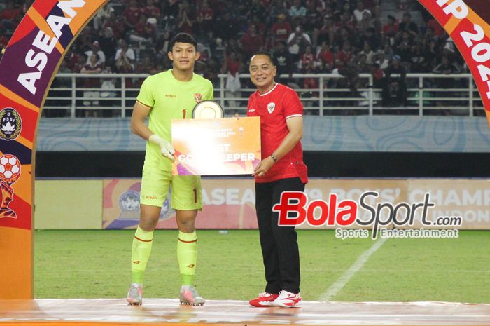 Kiper Timnas U-19 Indonesia Ikram Algiffari berhasil mendapatkan Kiper terbaik di ASEAN CUP U-19 2024. 