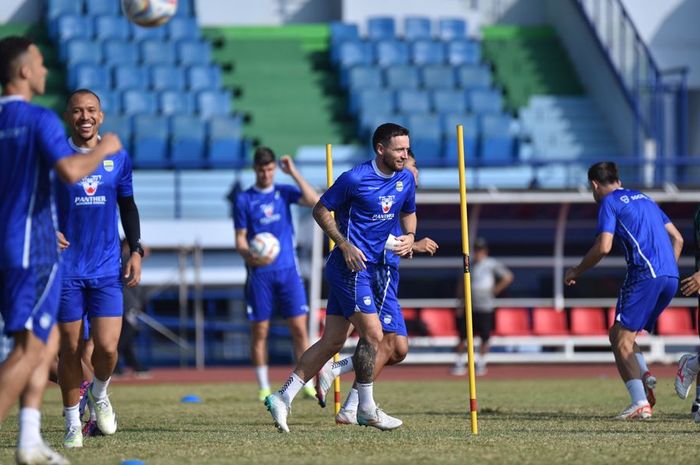 Marc Klok saat menjalani sesi latihan bersama Persib, Minggu (28/7/2024).