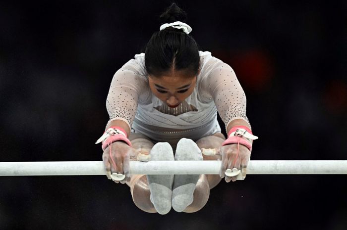 Rifda Irfanaluthfi dari Indonesia berkompetisi di nomor palang bertingkat pada babak kualifikasi senam artistik putri Olimpiade Paris 2024 di Bercy Arena di Paris, 28 Juli 2024.