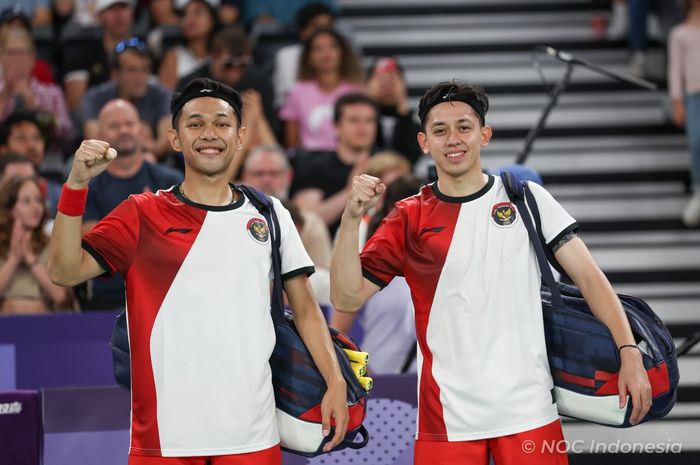 Ganda putra Indonesia, Fajar Alfian/Muhammad Rian Ardianto, berpose usai memastikan diri melaju ke perempat final Olimpiade Paris 2024, Senin (29/7/2024)