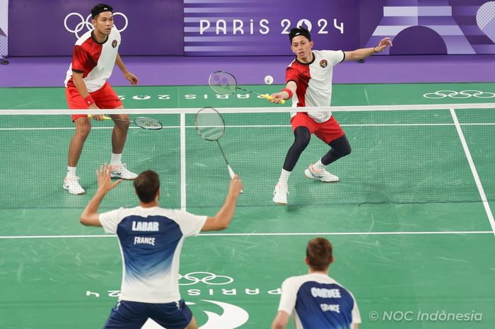 Aksi ganda putra Indonesia, Fajar Alfian/Muhammad Rian Ardianto, saat melawan wakil Prancis, Lucas Corvee/Ronan Labar pada penyisihan Grup C Olimpiade Paris 2024, Senin (29/7/2024)