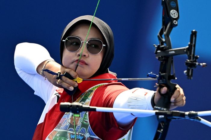 Aksi pemanah Indonesia, Kamal Syifa Nurafifah, pada babak 64 besar kategori individual putri Olimpiade Paris 2024, Selasa (30/7/2024)