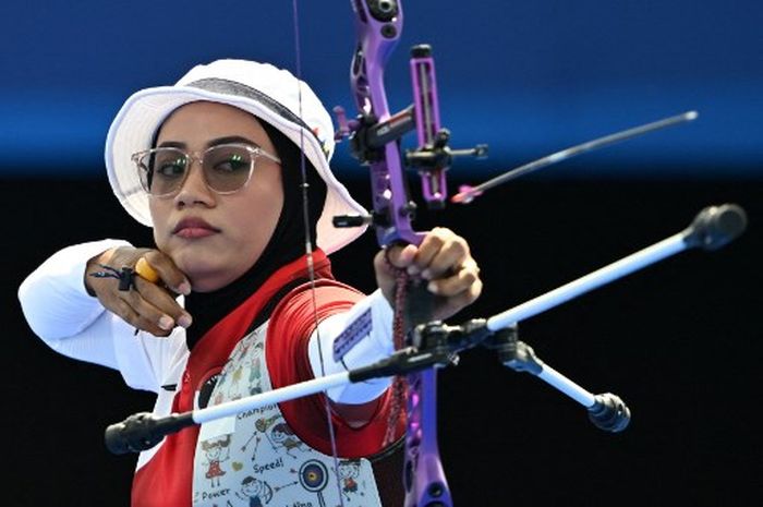 Aksi pemanah Indonesia, Diananda Choirunisa, pada babak 64 besar kategori individual putri Olimpiade Paris 2024, Selasa (30/7/2024)