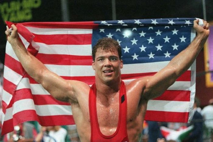 Kurt Angle memenangi medali emas Olimpiade 1996 di cabang olahraga gulat bebas kelas 100 kg, 31 Juli 1996 di Atlanta,