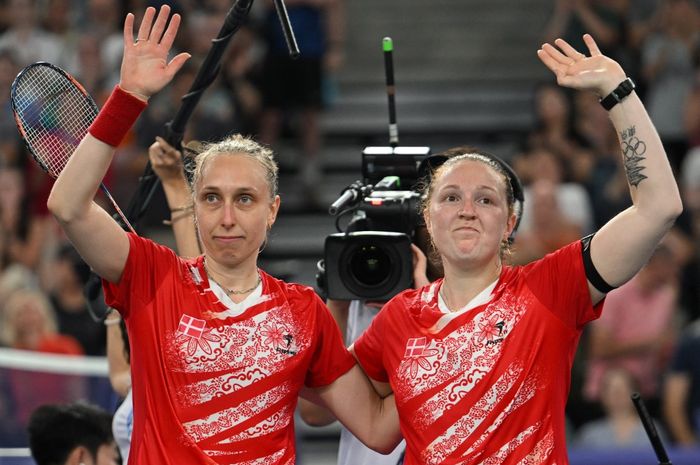 Ganda putri Denmark, Sara Thygesen dan Maiken Fruergaard, merayakan kemenangan mereka dalam pertandingan penyisihan grup Olimpiade Paris 2024 di Porte de la Chapelle Arena, Paris, Prancis, 29 Juli 2024.