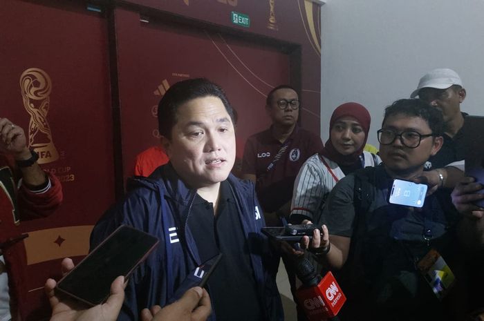 Ketua Umum PSSI Erick Thohir saat memberi keterangan kepada awak media di Stadion Gelora Bung Tomo, Surabaya, Senin (29/7/2024).