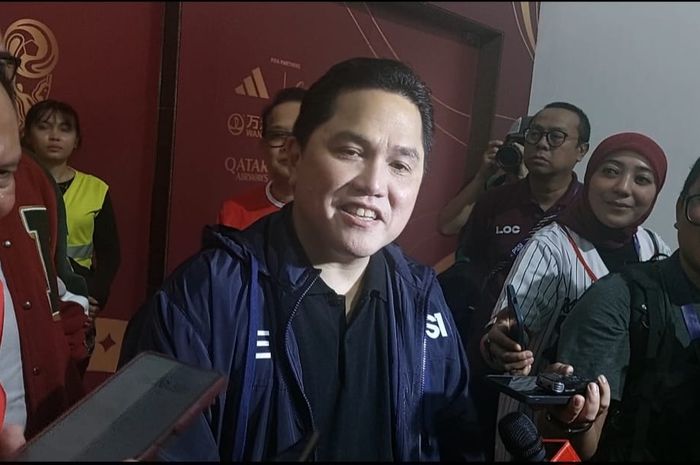 Ketua Umum PSSI Erick Thohir saat memberi keterangan kepada awak media di Stadion Gelora Bung Tomo, Surabaya, Senin (29/7/2024).