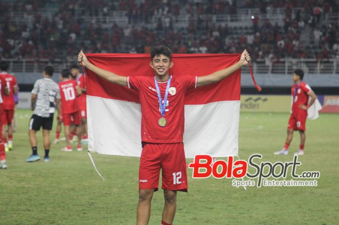 Pemain Timnas U-19 Welber Jardim mengibarkan bendera merah putih di Stadion Gelora Bung Tomo, Surabaya, Jawa Timur, Senin (29/7/2024). 