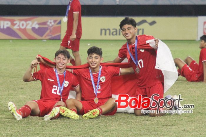 Pemain Timnas U-19 Indonesia Arlyansyah Abdulmanan (kiri), Welber Jardim (Tengah), Muhammad Mufli Hidayat (kanan) di Stadion Gelora Bung Tomo, Surabaya, Jawa Timur, Senin (29/7/2024).