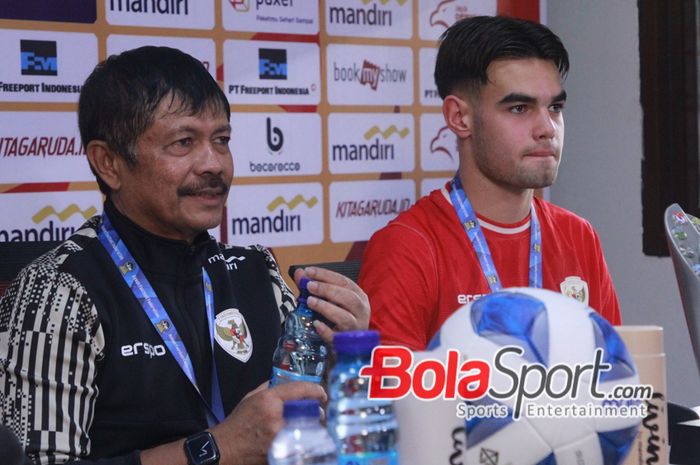 Pelatih Timnas U-19 Indonesia Indra Sjafri (kiri), Pemain Timnas U-19 Jens Raven (kanan) saat memberikan keterangan di depan media. 