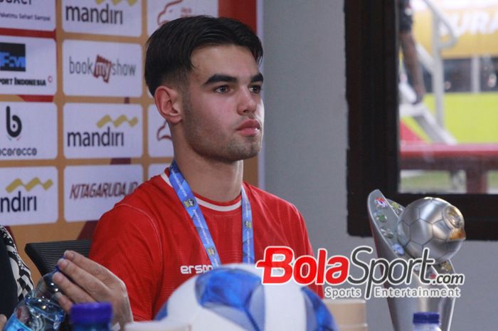 Pemain U-19 Indonesia Jens Raven saat memberikan keterangan di depan media berhasil menjuarai ASEAN CUP U-19 2024. 