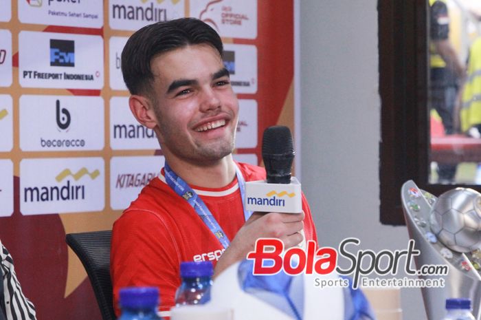 Pemain U-19 Indonesia Jens Raven saat memberikan keterangan di depan media berhasil menjuarai ASEAN CUP U-19 2024. 